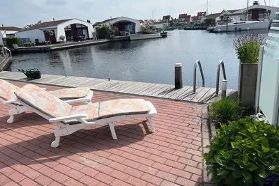 Image de Bungalow Happy Holiday en Geniet Direct aan het Water met Eigen Aanlegsteiger