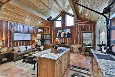 Image de \"The Magical Treehouse\" offers an enchanting experience for up to six guests.