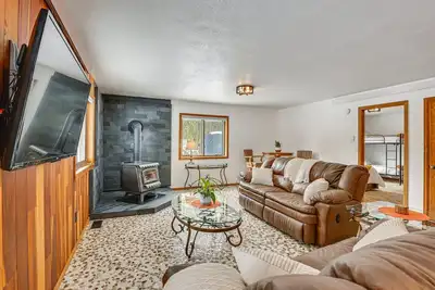 Image de Enjoy Deck + Mtn Views: Grand Lake Retreat!