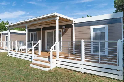 Image de Maison mobile avec piscine et restaurant