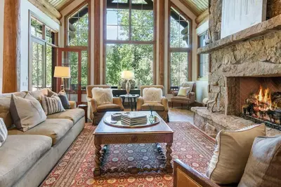 Image de Expansive Ski-in/out Retreat at Arrowhead | Bearberry Lodge