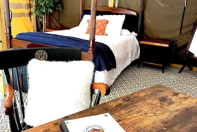 Image de Deluxe Green River Glamping Tent in nature with wood burning oven!