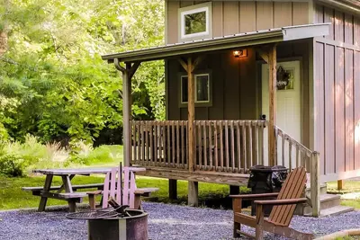 Image de Cozy Cottage in the heart of the Green River Gamelands! Private outdoor firepit!