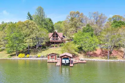 Image de Scenic Waterfront A-frame with hot tub and dock