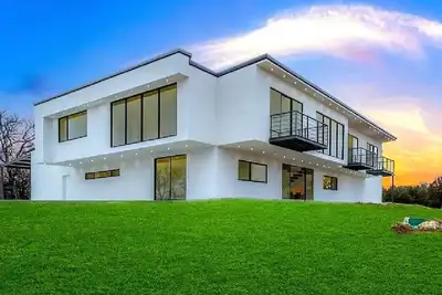 Image de New! 9200sqft of Pure Lux 2. 2m