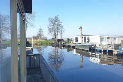 Image de Beau chalet avec son propre sloop et port Ă Bantega Friesland