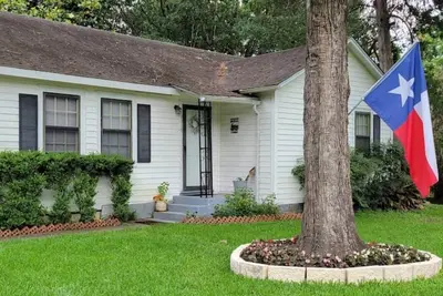 Image de 1940's Charming Home w/Lake-Park View in Quiet, very Family Friendly Area