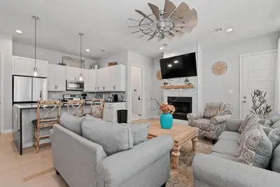 Image de Cozy Lake house at Oakpoint w / Fully Equipped Office. Pet Friendly!