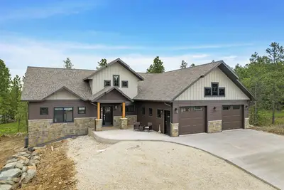 Image de Stylish home with hot tub, pool access, wifi and garage