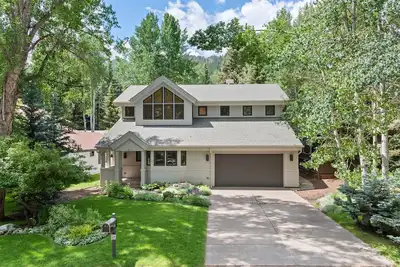 Spacious and cozy 5, 000sf retreat walking distance to downtown!