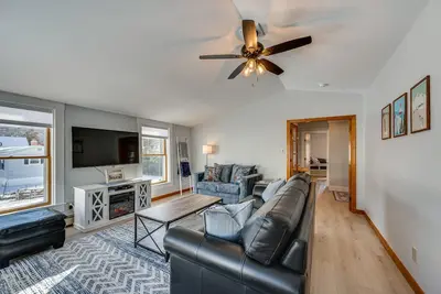 Image de Comfortable Lincoln Home: Walk to Main Street!