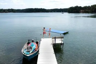 Image de Cozy lake home with great views and hot tub. 10 minutes to Nordic Mountain.
