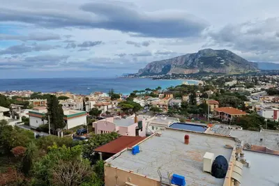 Image de 5 minutes from the sea Apartment for with breathtaking views of all of Palermo