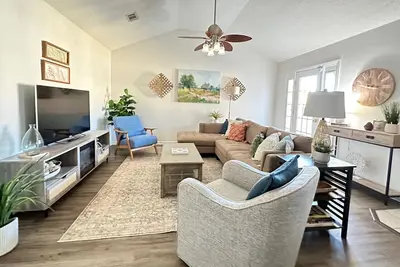 Image de Holy Cow! Sleeps 10-Central Location-4 Bedrooms-2-Smart TVs-Grill & Pet Friendly