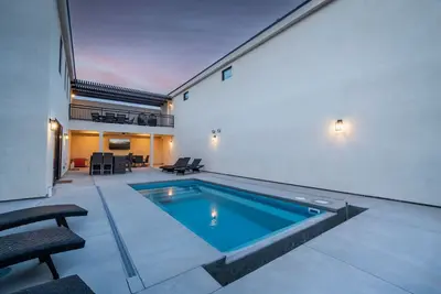 Image de Spacious Brand New Home! Lots of courtyard space and fun for all.