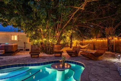 Image de Kokomo - near Ami beaches, private heated pool, spa, 2 kings, 5 Bdrm, Game Room