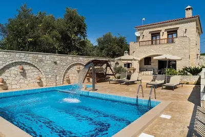 Image de Charming Stone Villa, A/C, Private Pool (Children's Section) in Asteri Village - 10mins to Beaches!