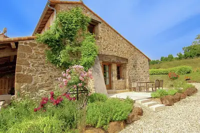 Image de Gîte avec studio dans un domaine avec piscine