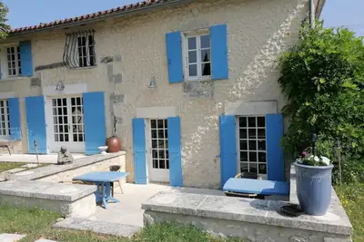 Image de Maison de vacances avec piscine Ă Lusignac
