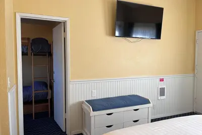 Image de Cozy Pet Friendly Double Queen Room at Ocean-Side Property!