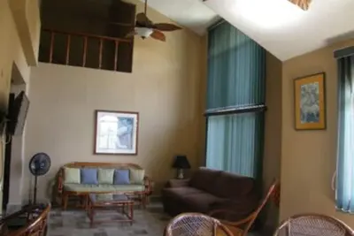 Image de Spacious condo across the road from the beach.