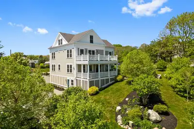 Image de Beautiful Harbor view home w/2 decks, walking distance to the center of Mystic.