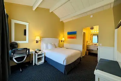 Image de 2 Bedroom Family Suite at Ocean-Side Property!