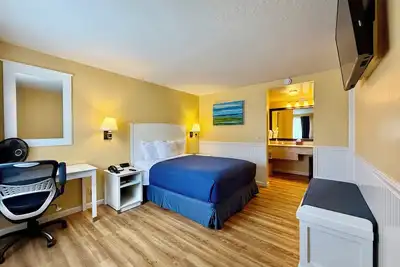 Image de 2 Bedroom Pet-Friendly Family Suite at Ocean-Side Property!