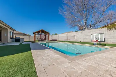 Image de Large Glendale Home with Pool, Sleeps 11, Near Cardinals Stadium, Pets Allowed