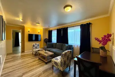 Image de One Bedroom Suite With Kitchen and Living Room at Ocean-Side Property!