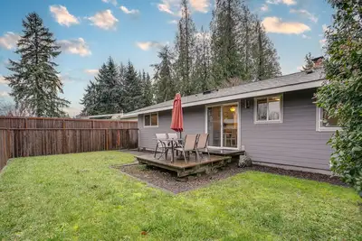 Modern Puyallup Townhome w/ Backyard & Fireplace