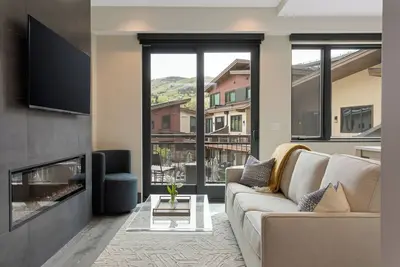 Image de Brand-new, mountain-modern condo with Westin amenities and incredible views