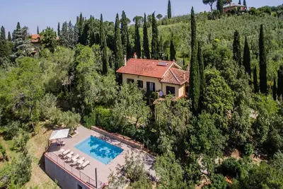 Image de Grande Villa avec vue sur le château toscan
