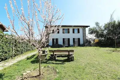 Image de Grande maison dans la campagne piémontaise adaptée aux grandes entreprises