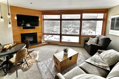 Image de Centrally located condo near skiing with amazing mountain and lake views