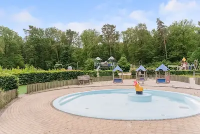 Image de chalet dans les bois avec piscine