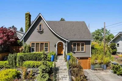 Image de Cozy family home minutes from The University of Puget Sound!
