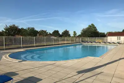 Image de Maison de vacances apaisante avec piscine