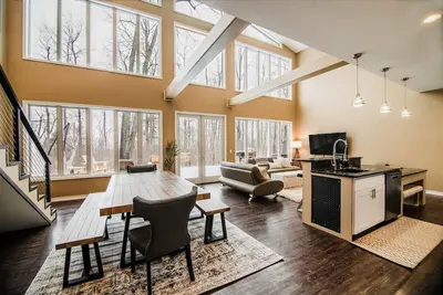Image de Modern Home of Style & Comfort!