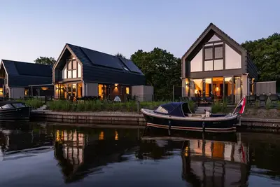 Image de Luxueuse villa sur l'eau indépendante avec ponton