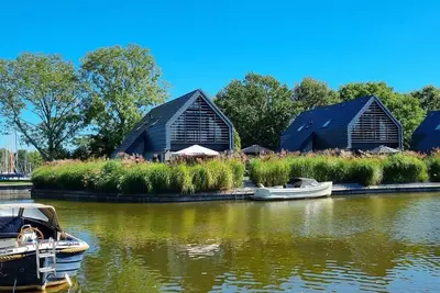 Image de Villa sur l'eau moderne sur l'eau frisonne