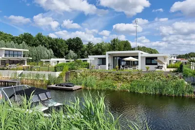 Image de Villa sur l'eau avec jetée et 3 bateaux de loisirs