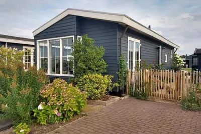 Image de Chalet confortable à Giethoorn avec une jetée