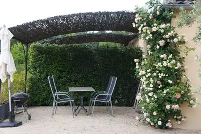 Image de Chambre confort  avec salon cuisine au coeur du vaucluse.