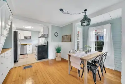 Image de Beach Retreat - 5 beds, 2 kitchens @ Salt Island- Westbrook -walk to water
