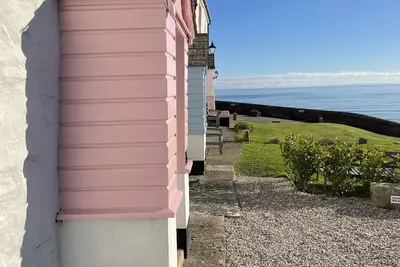 Romantic  seaside cottage overlooking harbour with free on site parking for one