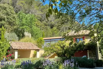 Image de Petit mazet provençal en bord de ruisseau avec piscine au pied des dentelles