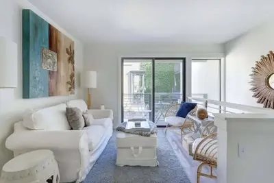 Image de The Designer Condo, Sleek | Centrally Located!