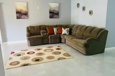 Image de Family sized two bedroom in Kingston with outdoor entertainment space