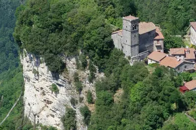 Image de Situated in an authentic Tuscan hilltop village, \n